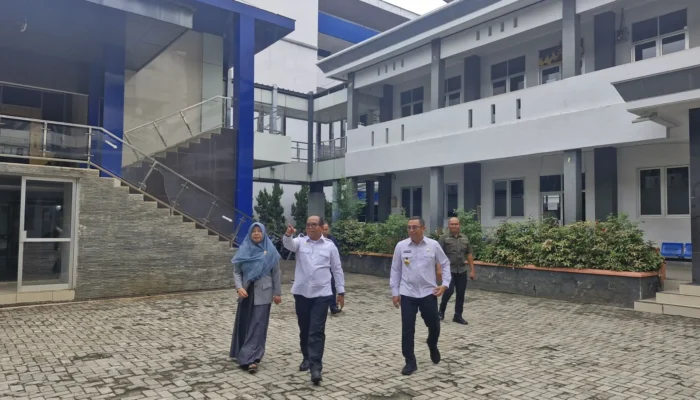 Pj. Gubernur Samsudin Sidak Disparekraf dan Kunjungi Dua Sekolah untuk Tingkatkan Kinerja dan Semangat ASN