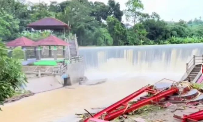 Jembatan Ikonik Taman Sumur Putri Bandar Lampung Ambruk, Warga Terkejut