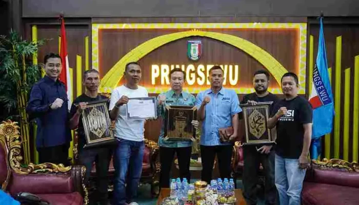 JMSI Pringsewu Beri Penghargaan Bapak Pengerak Bambu Pada Pj.Bupati Pringsewu