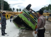 Truk Bermuatan Sagu Terguling di Pelabuhan Bakauheni