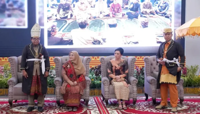 Pj. Gubernur Lampung Samsudin dan Istri Terima Gelar Adat Pangeran Sejati dan Pangeran Permaisuri dari MPAL