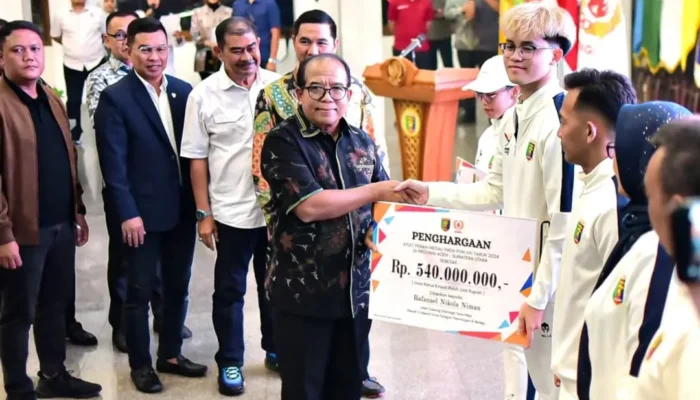 Pj Gubernur Samsudin Bagikan Bonus Atlet PON Lampung