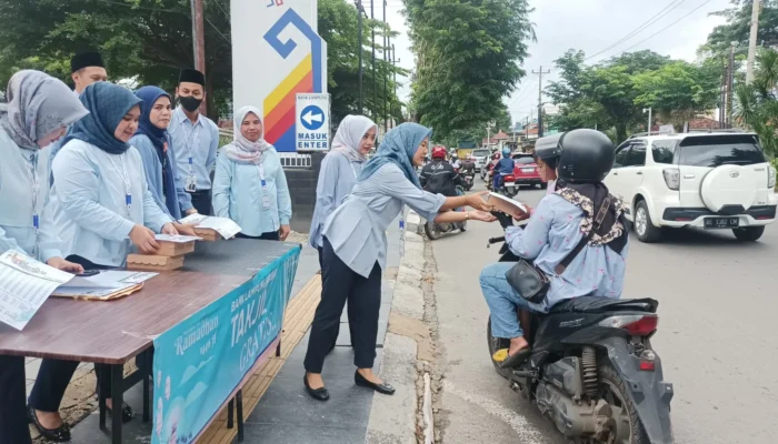 Bank Lampung Berbagi Takjil di Seluruh Kantor Operasional Selama Ramadhan