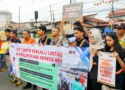 KAI Daop 1 Jakarta dan Komunitas Sadulur Spoor Ajak Masyarakat Tertib di Perlintasan Sebidang JPL 46 Stasiun Pondok Jati
