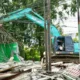 KAI Daop 1 Jakarta Bersama Pemkab Karawang Lakukan Penertiban Bangunan Liar di Atas Aset KAI