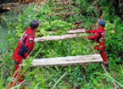 Membangun Harapan di Atas Sungai, Gubernur Lampung Gerakkan Gotong Royong Perbaiki Jembatan Viral Tampang Muda